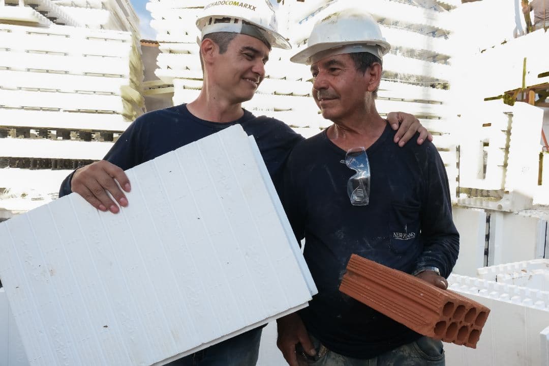 Equipe da Lusano em obra com blocos de EPS e tijolo cerâmico